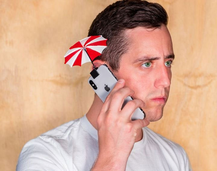 InstaParaol Một chiếc ô tuyệt vời cho phép bạn có thể vuốt, nhắn tin hoặc gọi điện ngay dưới trời mưa dễ dàng.