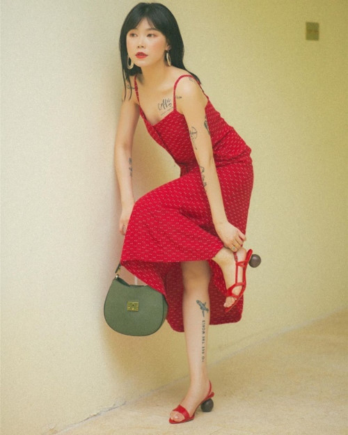 Magic Yang Magic Yang khoe khéo bờ vai trần mảnh mai, đặc biệt là phần xương quai xanh gợi cảm khi chọn cho mình chiếc đầm hai dây phủ sắc đỏ rực rỡ, kết hợp cùng phụ kiện sandals tiệp màu.