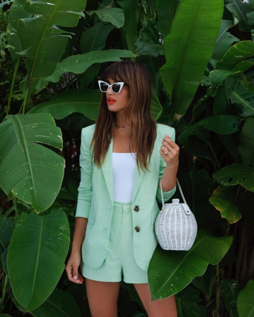 Những trang phục mang tông màu pastel quả là gợi ý lý tưởng để chị em diện trong mùa hè. Lựa chọn tông màu xanh bạc hà mát lạnh, Rocky Barnes phối blazer cùng quần short ton sur ton. Chiếc túi xách có hình thù độc đáo trở thành điểm nhấn sáng giá cho set đồ của cô nàng.