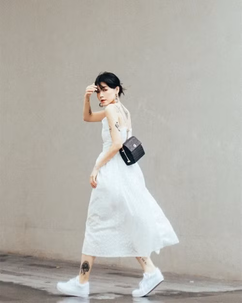 Cũng vẫn diện váy hai dây nhưng lần này, fashionista xứ Trung lại mang đến một diện mạo hoàn toàn khác, trẻ trung, năng động hơn. Bí quyết là cô nàng đã kết hợp trang phục cùng sneaker khỏe khoắn thay vì giày cao gót hay sandals.