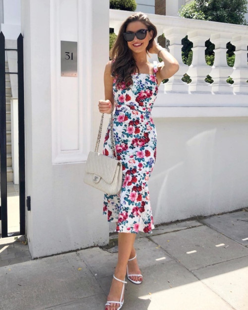 Sophie Knight Không chỉ là một fashionista có tiếng, Sophie Knight còn có niềm đam mê lớn với du lịch. Vi vu đến London (Anh), cô nàng lựa chọn cho mình thiết kế đầm hai dây dáng ôm in họa tiết hoa rực rỡ. Bộ cánh được nâng tầm lên đáng kể nhờ sự xuất hiện của chiếc túi hàng hiệu Chanel.