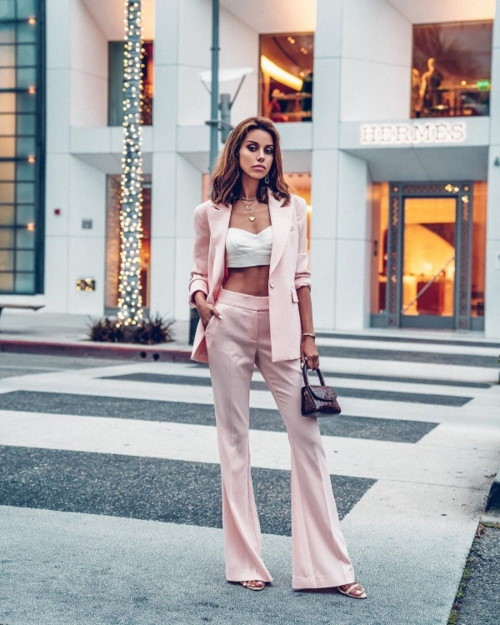 Annebelle Fleur Là chủ nhân của blog thời trang nổi tiếng Viva Luxury, Annebelle Fleur sở hữu hơn 800 nghìn follower trên Instagram. Tuần này, fashionista lăng xê mốt suit thời thượng khi diện cả set đồ màu hồng pastel với crop top, khoe trọn vòng eo nhỏ nhắn săn chắc.