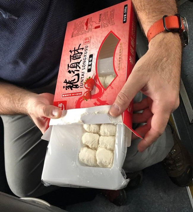 Bao bì to thế cho đủ chỗ in chữ ấy mà.