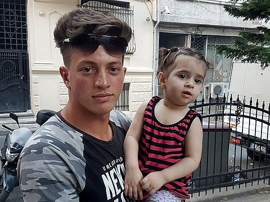 Be gai 2 tuoi thoat chet than ky nho su ngau nhien