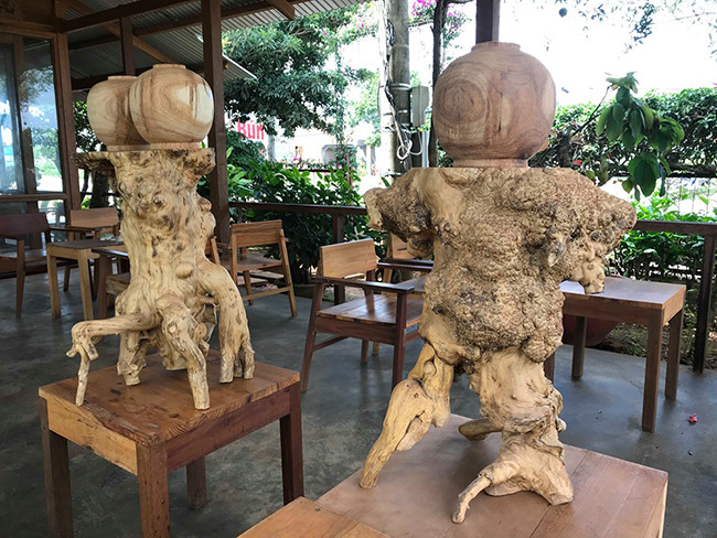 Để tạo ra một sản phẩm hoàn chỉnh phải trải qua nhiều công đoạn chế tác từ làm sạch, mài, phay, khoan, đục... Tất cả đều đòi hỏi tỉ mỉ và cẩn thận của người làm.Dù không được đào tạo bài bản, những gốc cà phê cổ thụ qua bàn tay của ông trưởng bản đều trở nên đẹp bí ẩn.