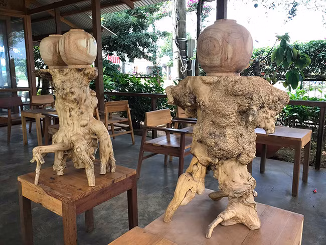 Để tạo ra một sản phẩm hoàn chỉnh phải trải qua nhiều công đoạn chế tác từ làm sạch, mài, phay, khoan, đục... Tất cả đều đòi hỏi tỉ mỉ và cẩn thận của người làm.Dù không được đào tạo bài bản, những gốc cà phê cổ thụ qua bàn tay của ông trưởng bản đều trở nên đẹp bí ẩn.