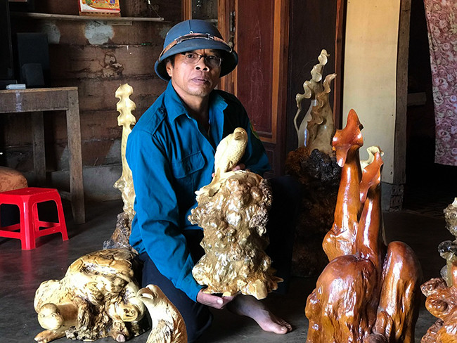 Ông Lê Mình (Lào Cai, Sa Pa), người mua những sản phẩm của ông K’ha cho biết, bản thân rất bất ngờ vì ông trưởng bản lại có thể tạo tác được những tác phẩm “có hồn” như vậy.“Tôi muốn thu mua sản phẩm, tạo thêm thu nhập cho người dân tộc vì họ làm ra nhưng không biết bán đi đâu. Sản phẩm từ những gốc cà phê cổ thụ rất độc đáo bởi loại cây này có tuổi đời 80-90 năm rất ít”, ông Minh cho biết.