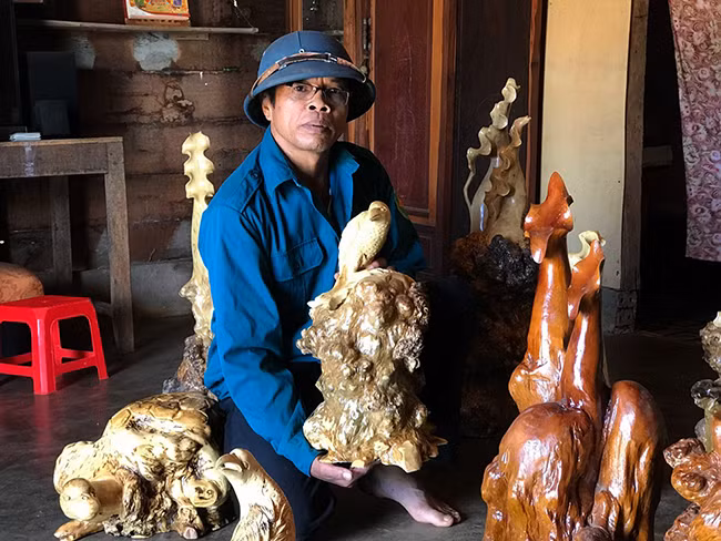 Ông Lê Mình (Lào Cai, Sa Pa), người mua những sản phẩm của ông K’ha cho biết, bản thân rất bất ngờ vì ông trưởng bản lại có thể tạo tác được những tác phẩm “có hồn” như vậy.“Tôi muốn thu mua sản phẩm, tạo thêm thu nhập cho người dân tộc vì họ làm ra nhưng không biết bán đi đâu. Sản phẩm từ những gốc cà phê cổ thụ rất độc đáo bởi loại cây này có tuổi đời 80-90 năm rất ít”, ông Minh cho biết.