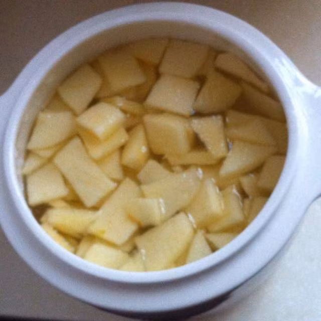 Táo chín có hàm lượng i ốt cao gấp 8 lần so với chuối tiêu và 13 lần so với quýt, vì thế táo chín cũng chính là một trong những loại quả tốt nhất ngăn ngừa và điều trị bướu cổ.