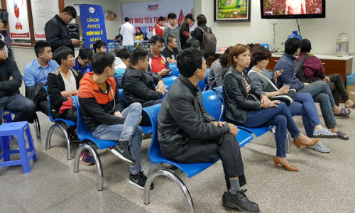 Rất đông người dân đến Viện Huyết học - Truyền máu TƯ để hiến máu.