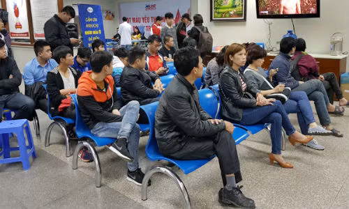 Rất đông người dân đến Viện Huyết học - Truyền máu TƯ để hiến máu.