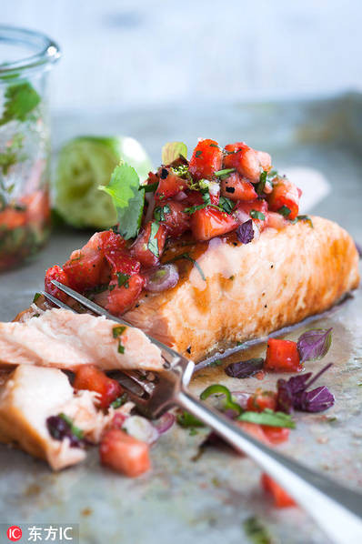 Hoặc có thể dùng bánh sandwich kẹp cá hồi, dâu tây kèm sốt cam bergamot cho một bữa ăn sáng nhẹ nhàng nhưng đầy đủ dưỡng chất.