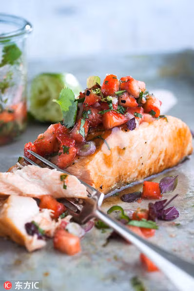 Hoặc có thể dùng bánh sandwich kẹp cá hồi, dâu tây kèm sốt cam bergamot cho một bữa ăn sáng nhẹ nhàng nhưng đầy đủ dưỡng chất.