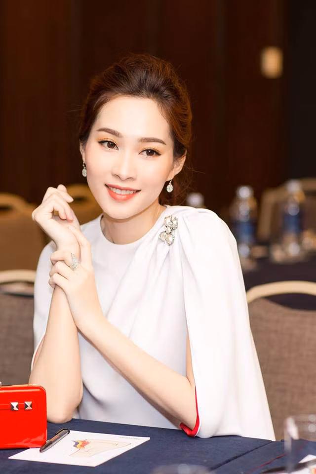 Vì thế, mọi thói quen ăn uống cũng như sinh hoạt hằng ngày của cô bắt nguồn từ việc kiểm soát chặt chẽ mọi nguồn năng lượng tiếp nạp vô cơ thể. Chính điều này đã dẫn đến mẹo làm đẹp số 2.