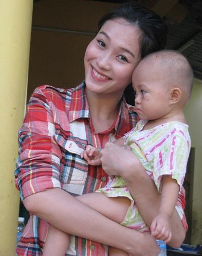 Vì lý do này mà khi không phải tham gia sự kiện hay thảm đỏ, người đẹp hạn chế make up và để da dẻ được nghỉ ngơi 100%. Lắm lúc người hâm mộ bắt gặp Thần tiên tỷ tỷ với mặt mộc, môi đánh son dưỡng có màu nhè nhẹ.