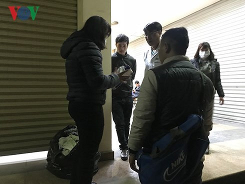 Gia đình làm các thủ tục đưa cháu bé về an táng tại quê nhà.