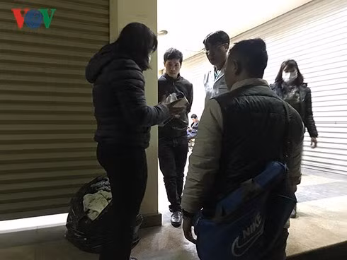 Gia đình làm các thủ tục đưa cháu bé về an táng tại quê nhà.