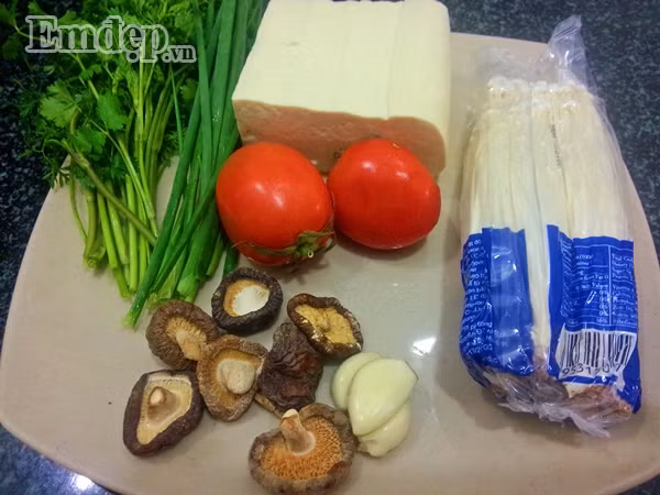 Cách làm món canh đậu phụ nấm hương như sau: