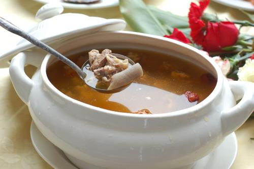 Cách làm rất đơn giản, có thể gọt sạch vỏ thái lát rồi thả vào nồi canh khoảng 1 phút rồi vớt ra.