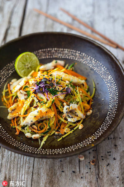 Hay đổi bữa với món bún xào với rau trộn và cá theo hương vị của Thái Lan.