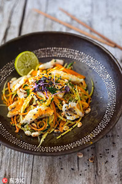 Hay đổi bữa với món bún xào với rau trộn và cá theo hương vị của Thái Lan.