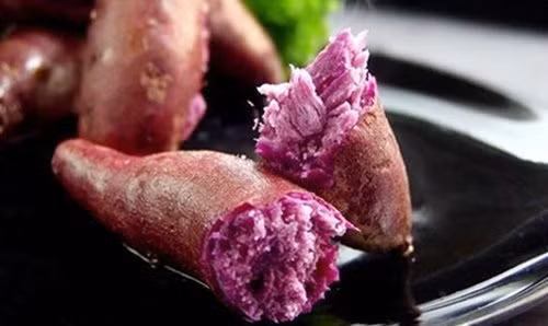 Người có chức năng tiêu hóa kém ăn nhiều khoai lang sẽ kích thích bài tiết axit dạ dày, gây chướng bụng.