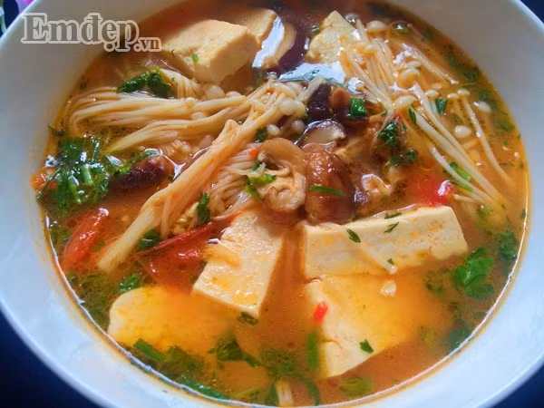 Bát canh với nước dùng ngọt thơm, nấm giòn cùng với đậu ngấm gia vị vừa phải khiến món ăn trở nên rất ngon miệng.