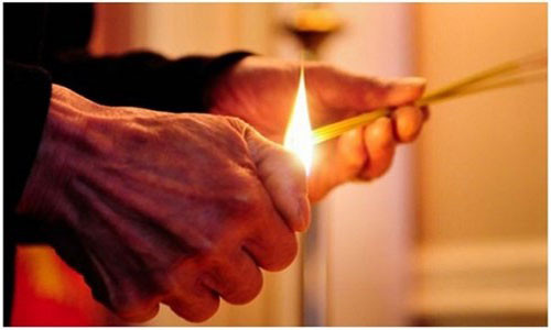 Thắp hương trên bàn thờ là một tập quán từ lâu đời của người Việt Nam.