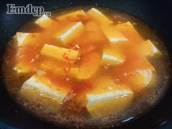 Đổ nước vào chảo, ước lượng khoảng 1 tô canh hoặc nhiều nước hơn nếu bạn thích, đun sôi.