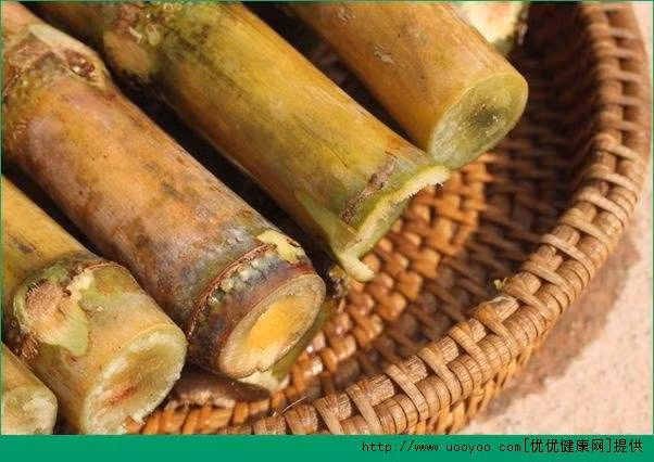 Nước mía và củ mã thầy: Mã thầy gọt sạch vỏ, mía dóc vỏ, chẻ nhỏ. Cho cả hai nguyên liệu vào nồi đổ ngập nước cùng lượng đường phèn theo khẩu vị đun trên bếp khoảng 2 tiếng là được.