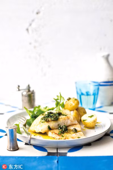 Nếu không muốn ăn món cá chiên nhiều dầu mỡ bạn có thể đổi sang món cá tuyết bỏ lò ăn kèm hương vị rau parsley.