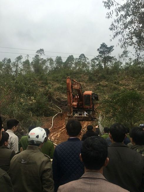 Hiện trường hai nạn nhân bị điện giật tử vong.