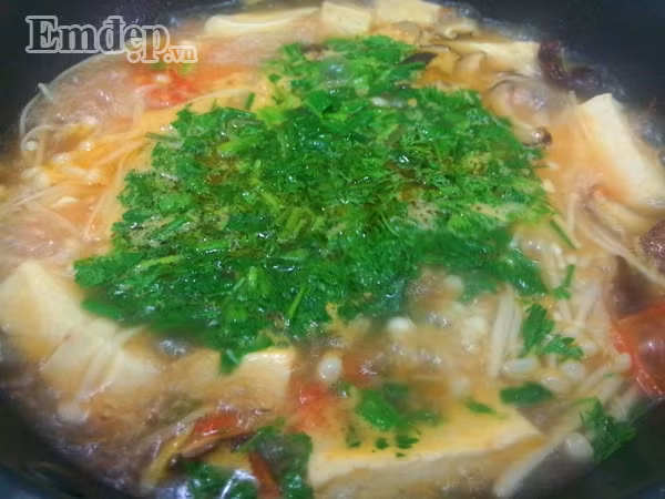 Cho canh nấm đậu phụ ra tô rồi thưởng thức nóng!