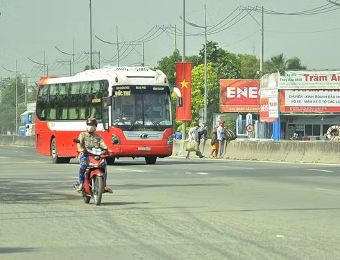 Hàng vi "leo rào" rất nguy hiểm trên quốc lộ hiện nay của người đi bộ.