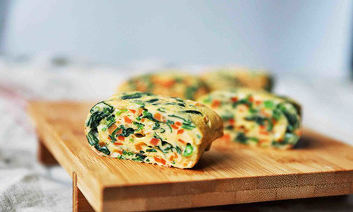 Trứng là thực phẩm giàu protein, rau chân vịt và cà rốt giàu vitamin và khoáng chất.