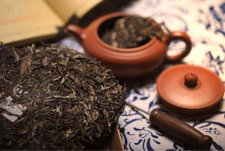 Cách dùng: Dùng nước sôi ở 100 độ C pha trà, nên tráng qua trà một lần cho sạch bụi bẩn. Uống trà ở giữa các bữa ăn để đảm bảo được tác dụng của trà mà không gây hại cho dạ dày.