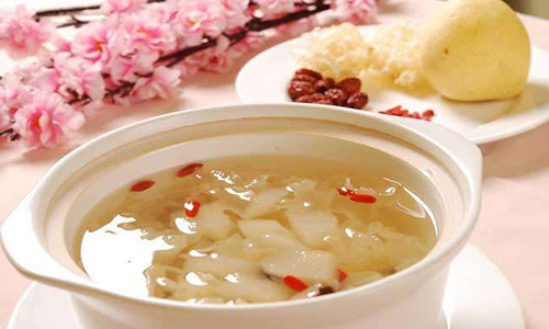 Lê chứa nhiều nước, nhiều vitamin có tác dụng dưỡng phổi, nhuận táo, nhuận tràng, ngừa khô họng, ho.