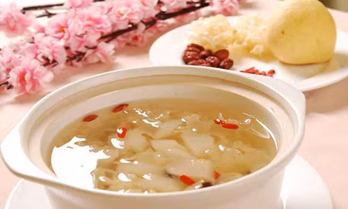 Lê chứa nhiều nước, nhiều vitamin có tác dụng dưỡng phổi, nhuận táo, nhuận tràng, ngừa khô họng, ho.