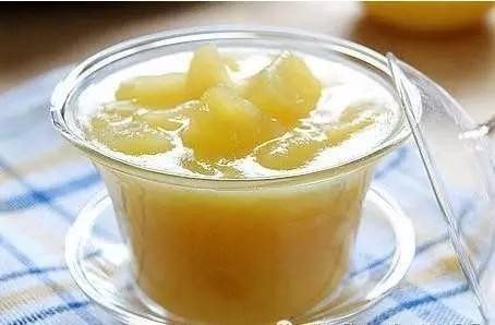 Táo hấp chín rất phù hợp với những răng yếu, chức năng của dạ dày và đường ruột kém.