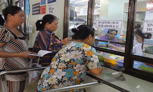 Bệnh nhân nhận thuốc bảo hiểm y tế tại BV Nguyễn Tri Phương. Ảnh: H.LAN.