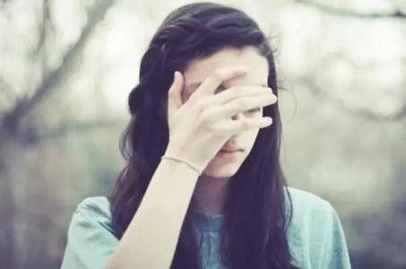 Khi gan bị tổn thương, sắt trong tế bào gan sẽ "chảy" vào huyết quản làm lượng sắt trong máu tăng lên khiến da mặt đen sạm. Hiện tượng này thường gặp ở phụ nữ sau khi mãn kinh. Vì thế khi thấy triệu chứng này cần phải bảo vệ gan kịp thời.