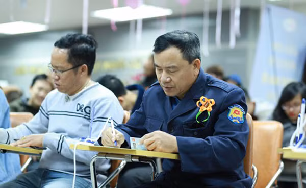 Một bác bảo vệ tranh thủ đi hiến máu.