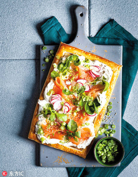 Món sushi cá hồi hun khói sẽ chiều lòng được nhiều thực khách khó tính.