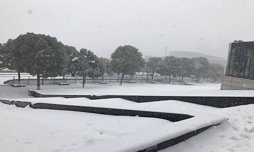 Sau một ngày ngừng rơi, tuyết lại xuất hiện ở thành phố Thường Châu (Trung Quốc) vào sáng 27/1. Tuyết nhanh chóng phủ một lớp dày màu trắng.