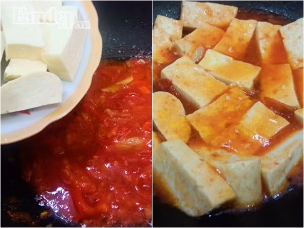 Cho vào cà chua 1/2 thìa cơm đường + 1 thìa cơm nước mắm và một chút nước, đun sôi rồi đổ đậu vào sốt cùng cho ngấm gia vị.