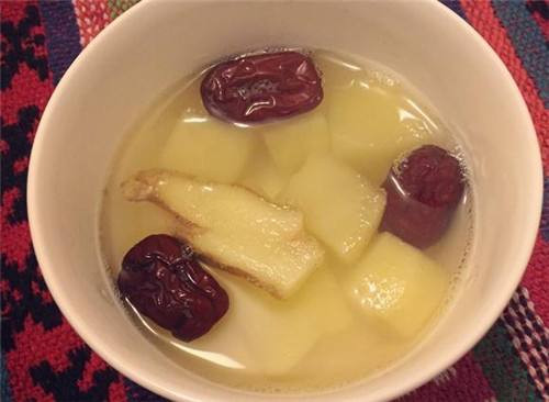  Ăn táo hấp chính sẽ tận dụng được tối đa dinh dưỡng. Sau khi táo được hấp dưới nhiệt độ, chất xơ pectin sẽ được mềm hóa giúp cơ thể hấp thu dễ hơn.