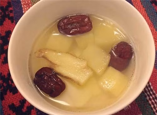  Ăn táo hấp chính sẽ tận dụng được tối đa dinh dưỡng. Sau khi táo được hấp dưới nhiệt độ, chất xơ pectin sẽ được mềm hóa giúp cơ thể hấp thu dễ hơn.