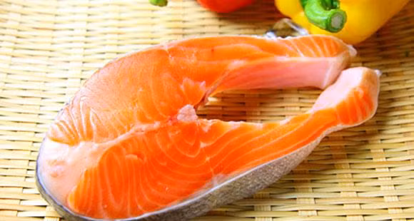 Với hàm lượng axit béo omega-3 có trong cá biển sâu có thể làm giảm độ nhớt máu, tăng cường giãn tĩnh mạch, giảm triglyceride, rất tốt cho tim mạch.