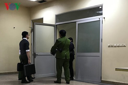 Cơ quan Công an, Viện Kiểm sát và Trung tâm Pháp y có mặt tại bệnh viện tiến hành khám nghiệm.
