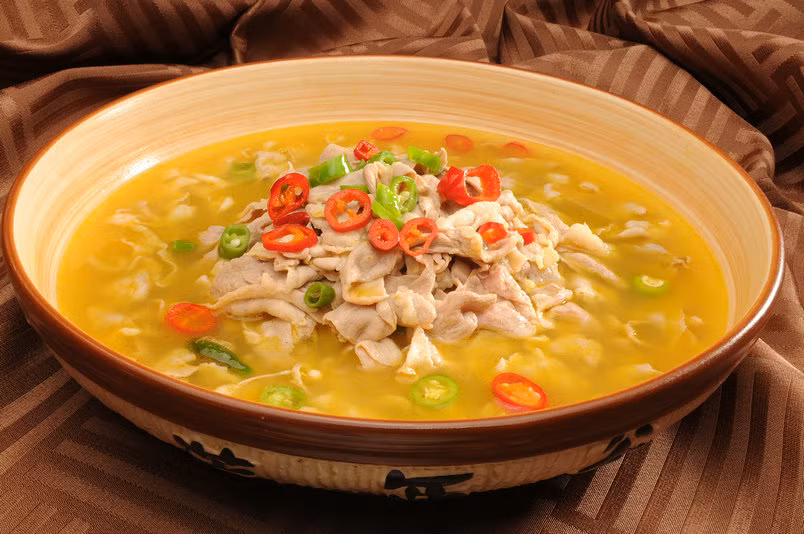 Khi hấp bánh bao hoặc một số bánh nếu hấp quá lâu sẽ bị ngả màu vàng, vì thế nên cho khoảng 150-200 giấm trắng vào nước hấp chỉ cần hấp trong vòng 10 phút bánh sẽ trắng mà không có vị chua.